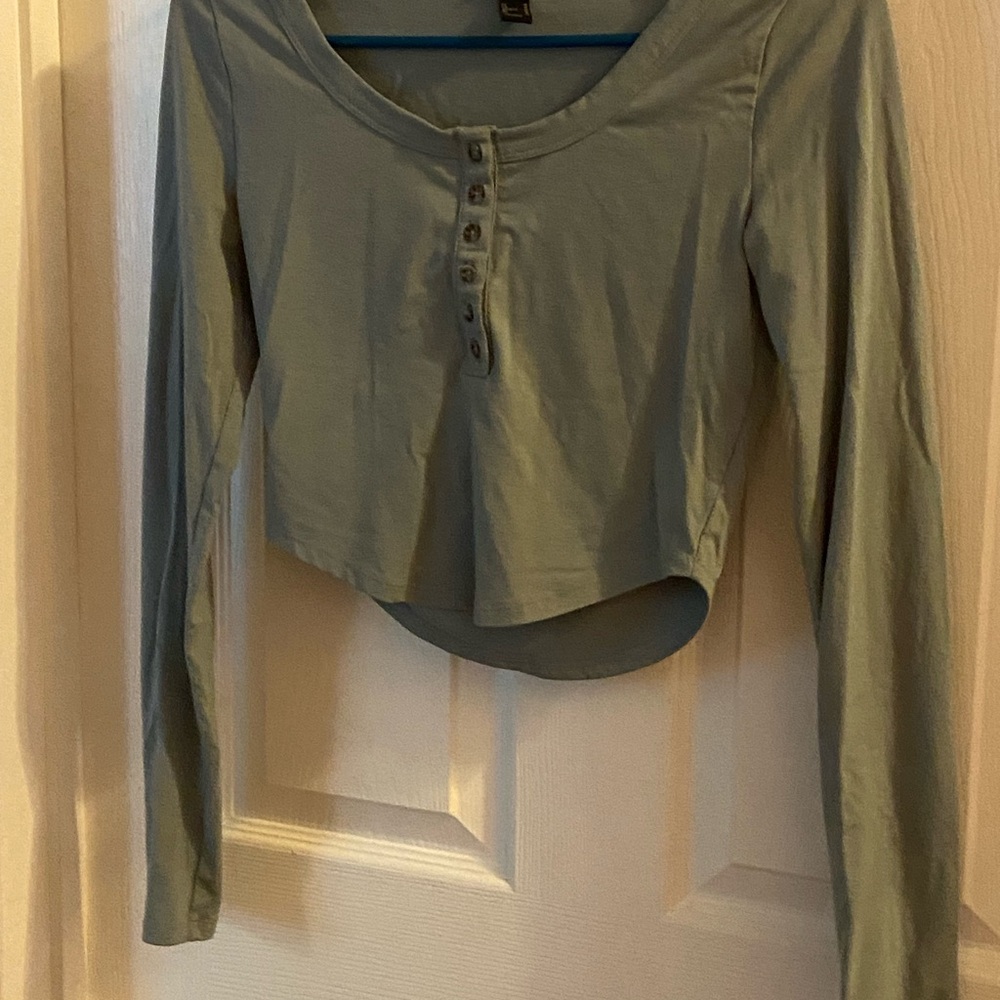 Forever 21 Long-Sleeve Cropped Henley – Size M